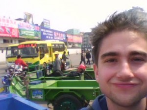 但是，迈克，你不可能像他们那样生活，因为你生来就不是中国人！